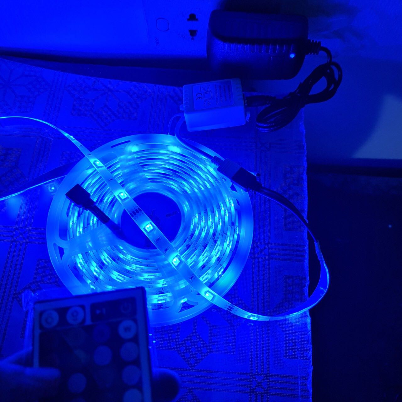 Đèn chất, điều khiển nhạy, có lưu lại chế độ sau khi rút điện. Mình rất thích điểm này, không cần phải chọn lại sau khi rút điện cắm vào như hộp khác. Quá tiện.