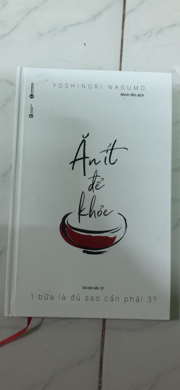 Giao hàng thần tốc luôn.
Chương đầu tiên của quyển sách cực kỳ hay, cực kỳ cuốn hút, mình đã nghe sách nói chương đầu xong mới quyết mua sách giấy. Nhưng các chương sau hơi thất vọng, không được cuốn hút như chương đầu. Nhưng nhìn chung đây là một cuốn sách đáng đọc, cung cấp nhiều tri thức về ăn uống và y học. Sau này tìm hiểu các quyển sách khác cùng đề tài này, mình càng thấy tác giả quyển sách Ăn ít để khoẻ cung cấp các kiến thức rất đúng và giải thích dễ hiểu, giúp mình đọc các quyển khác về sức khỏe càng thêm củng cố kiến thức và am hiểu hơn.
Tuy nhiên để thực hiện giống tác giả nói thì chưa khả thi với mình lắm. Ăn 1 ngày 1 bữa làm mình bị rối loạn ăn uống gần cả 2 tuần luôn. Hiện giờ, sau 1 tháng cố gắng thì mình chỉ có thể ăn 1 ngày 2 bữa chứ chưa thể chỉ ăn 1 bữa được.
Nói chung, các chương sau đọc không được hút lắm nhưng đây vẫn là cuốn sách đáng mua nhé!