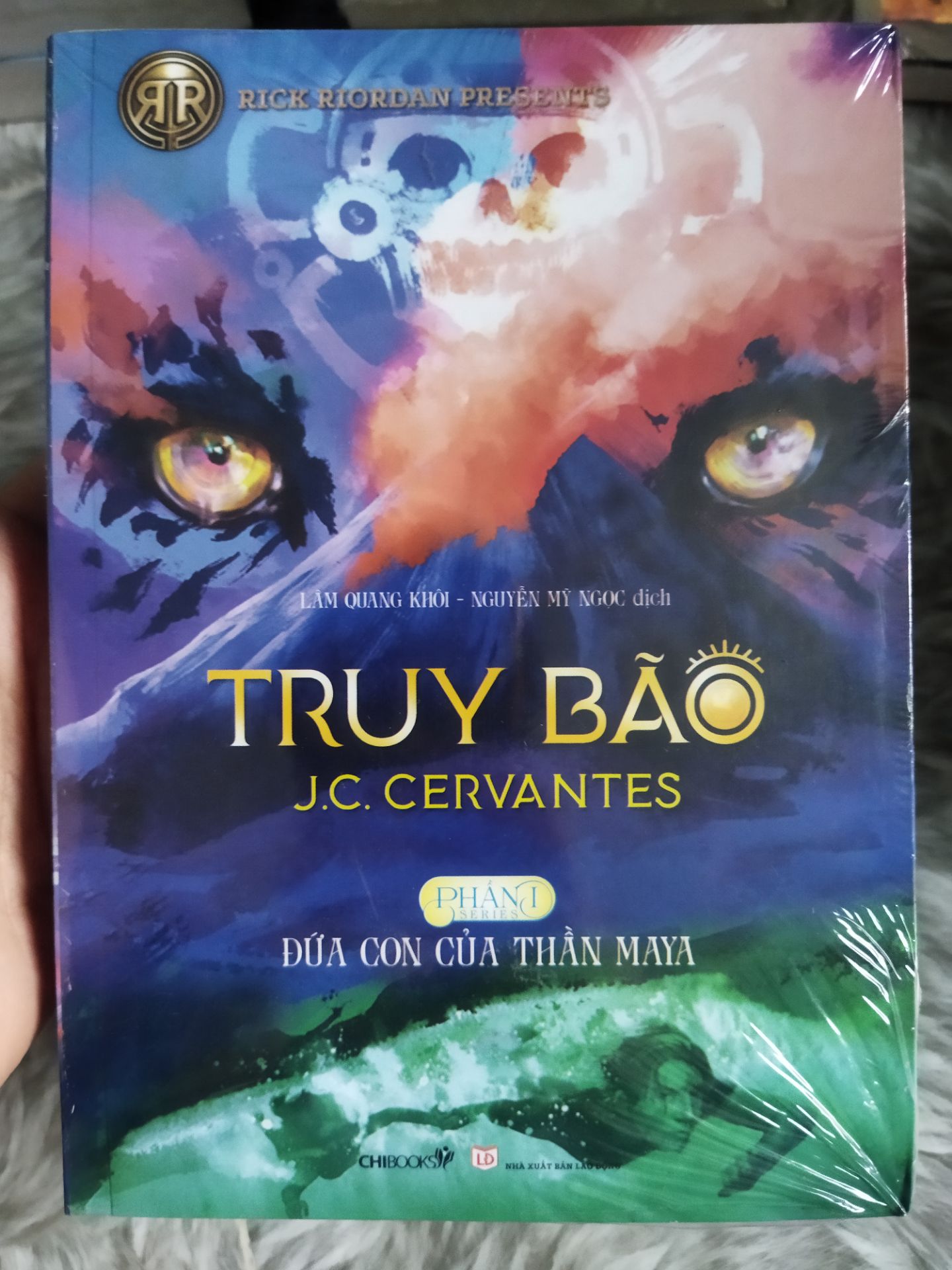 sách đẹp, mới tinh, dày và nặng, còn nguyên màng seal