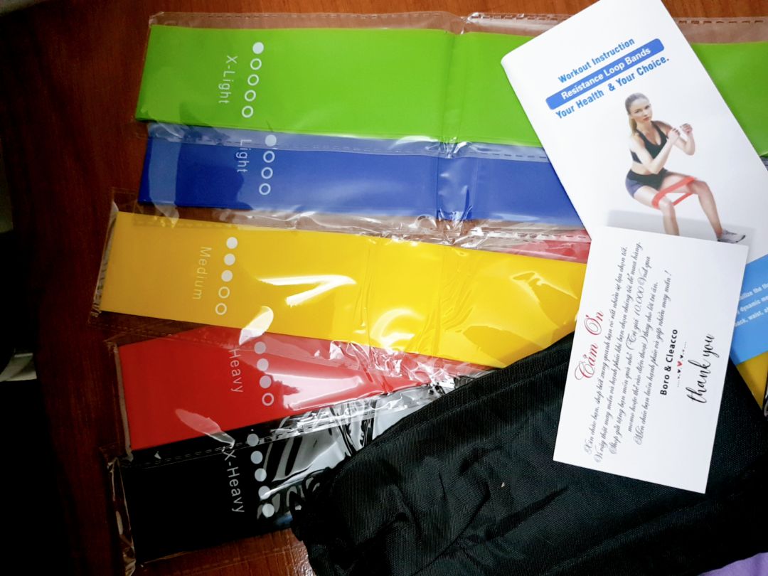 Nhận xong sp thấy thích quá đánh giá liền nè. Bộ dây gồm 5 mức tập được kèm theo túi đựng và 1 tờ hướng dẫn sử dụng. Trên dây có đánh dấu sẵn từng mức nên khá thuận tiện cho bạn nào muốn tập từ mức thấp nhất lên cao nhất mà ko cần phải nhớ thứ tự nè. Nên mua nha mn ~