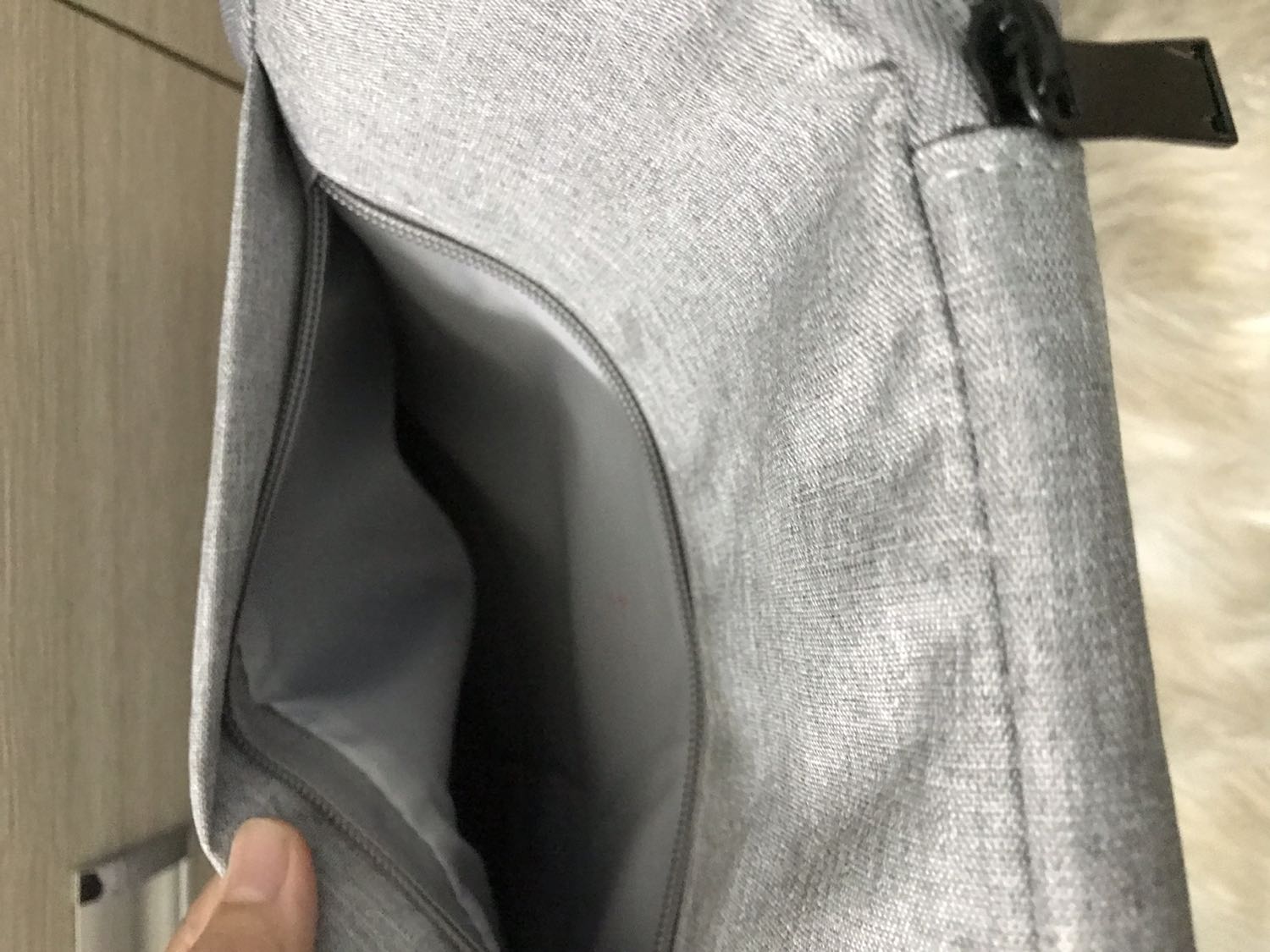 Tiki giao hàng nhanh, shipper thân thiện. Túi vải khá đẹp, màu đẹp. Tuy nhiên có vẻ hơi chật khi bỏ macbook pro 13.3” vào. Sau khi cho mac vào rồi thì rất khó khăn mới có thể nhét ipad vào ngăn phụ. Ngăn chính thì lông dày, êm. Tuy nhiên ngăn phụ lại không có lông nên không bảo vệ tốt cho ipad được. Ngoài ra, trên tiki để sản phẩm của VN nhưng bao bì lại là “made in China”