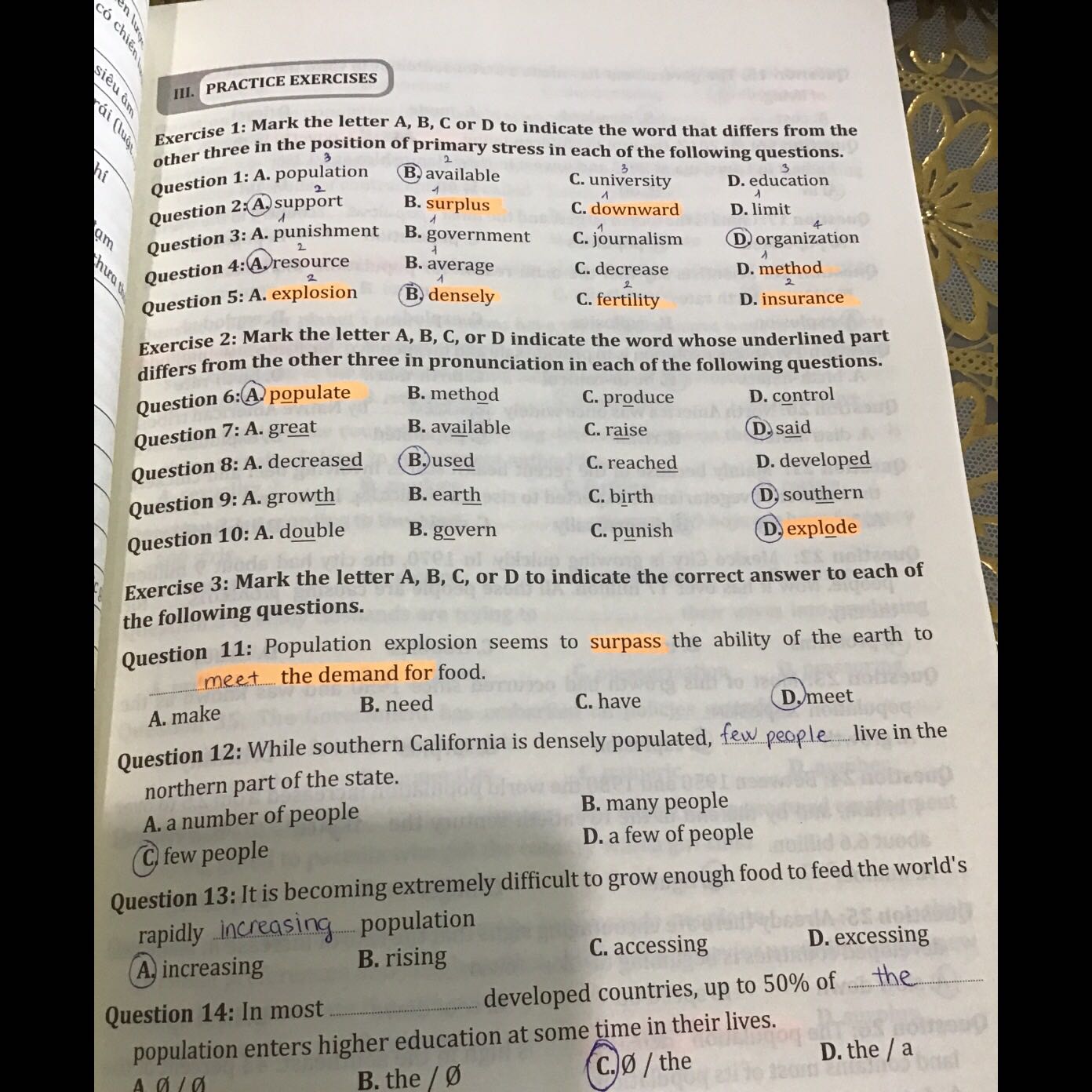 sau đây là phần đánh giá của một người lười là tôi

sách cũng tạm ổn

ban đầu mấy bồ sẽ gặp list từ vựng, nhưng tui thấy phần phiên âm nó có chỗ lạ lắm=))))

tui không tin tưởng phần phiên âm lắm, có vẻ như tác giả làm theo giọng Anh - Anh, nhưng tui tra từ điển cho chắc

sau đó là phần bài tập
- chọn từ chính xác hợp ngữ cảnh, mình sẽ dùng từ vựng học được để điền vào
- tìm từ đồng nghĩa, trái nghĩa, tui cũng khá thích phần này
- bài đọc : nhìn chung thì chỉ có hai văn bản dài dài, văn bản đầu dài xíu, văn bản sau dài vừa :> 

nói về cỡ chữ thì tui thấy lớn quá tui nhìn không quen

bài tập với đáp án sẽ được tách riêng, nhưng tui nghĩ phần giải thích chỗ đáp án không nên chiếm quá nhiều diện tích, quyển sách dày do phải phần giải thích làm tốn giấy tui sẽ buồn lắm