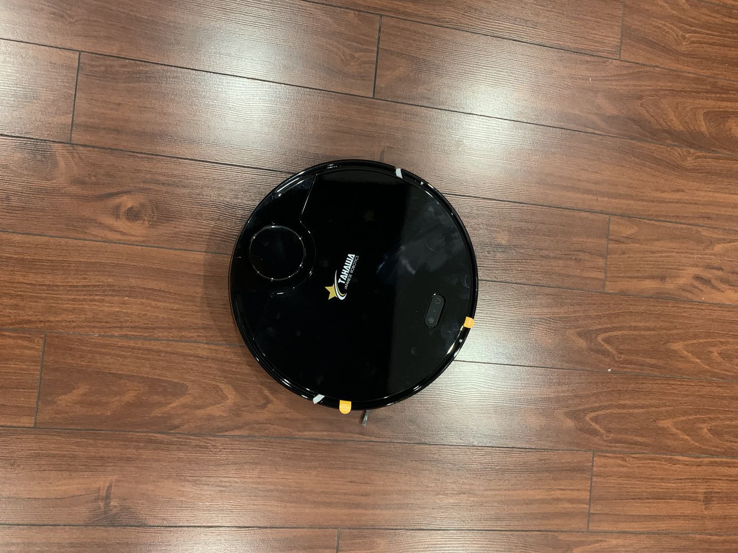 Hút mạnh, hoạt động thông minh. Nhưng chính vì mạnh nên hơi ồn và robot cao nên không chui được vào gầm sofa như em robot eufy cũ nhà mình. Nói chung cũng hài lòng và sẽ từ từ trải nghiệm tiếp