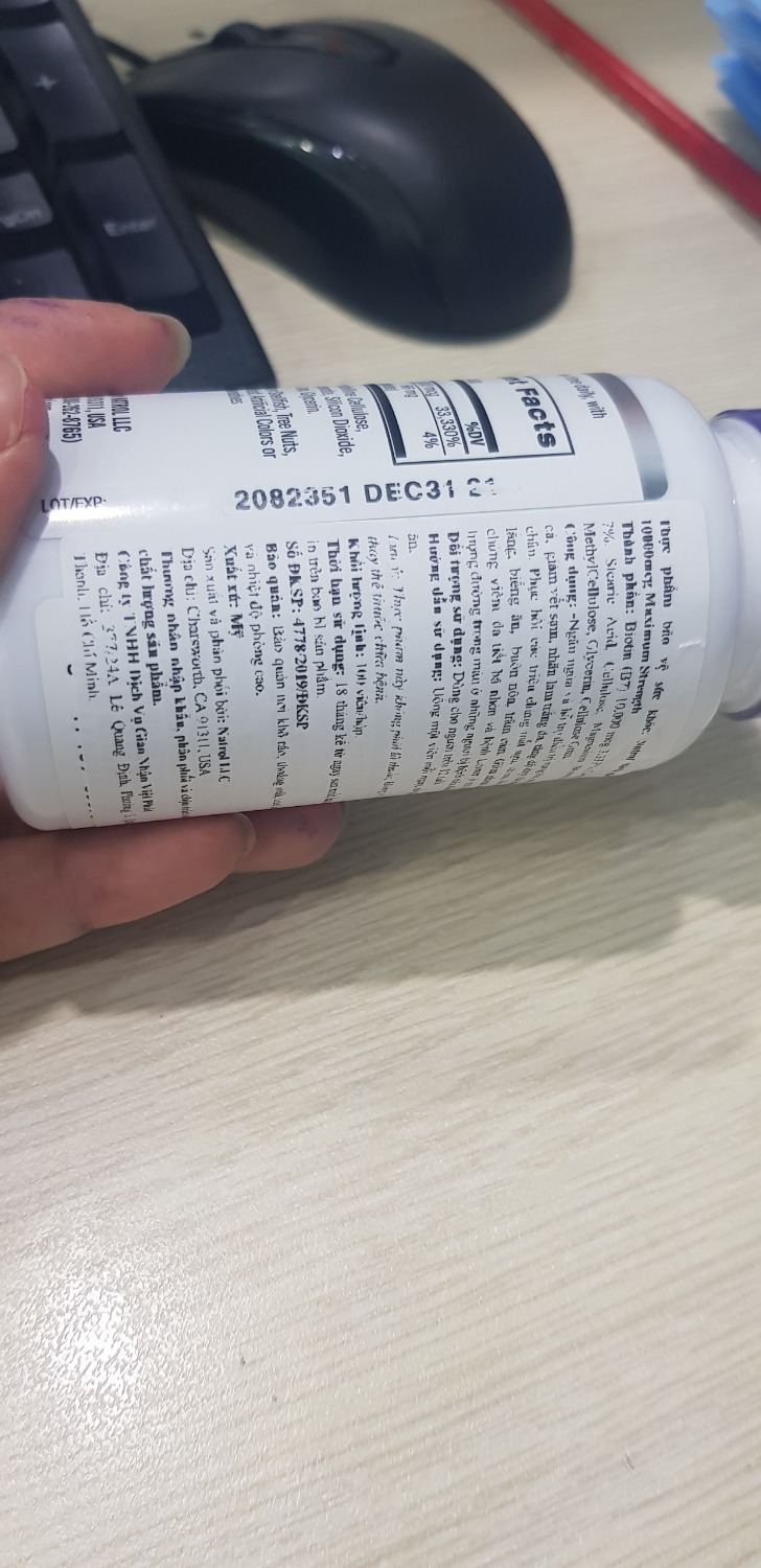 sản phẩm ko có tem chống hàng giả, nhãn phụ tiếng việt thì rất mờ in đè lên phần mã vạch nên khó check hàng, phần in hạn sử dụng thì rất mờ như bị tẩy đi in lại vậy. Không biết mọi người mua có thế ko. Mình đọc nhận xét ai cũng kêu tốt nên sẽ giữ lại dùng thử chứ ko trả lại hàng. Nhưng trong lòng cũng hơi lo lắng về chất lượng sp