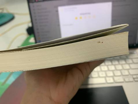 Tiki giao đúng hẹn nhưng đóng gói rất sơ sài, khi nhận hàng thì sách có nhiều vết bẩn, phần bìa góc dưới cũng bị cong và do trời mưa nên sách hơi ẩm. Mình lau qua thì thấy vết bẩn có mờ đi một chút. Đối với nhiều người thì có thể chấp nhân được nhưng mình là người kỹ tính nên cảm thấy không vui khi nhận được cuốn sách như thế!
