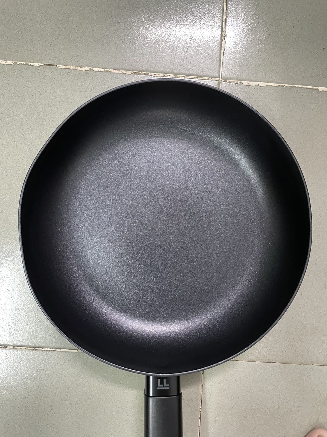 Tiki Trading bán + nhân viên của Tiki đi giao => Vậy mà không đảm bảo được chất lượng của sản phẩm, giao 2 chảo móp hết 2 chảo!!! Với nhà bán khác mình vẫn cho 5 sao vì lỗi này do đơn vị vc Tiki chứ không phải do nhà bán, nhưng do là Tiki Trading bán nên mình đánh giá thẳng 2 sao để còn cải thiện chứ dịch vụ kiểu này quá tệ!