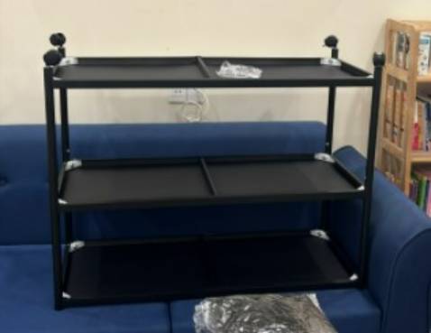 Kệ đẹp, đúng như mô tả, giao hàng nhanh nhưng thái độ nhân viên giao hàng lồi lõm, giao kiện to trước 1 ngày nhưng ko gọi điện thông báo trước dẫn đến việc ko bố trí nhận hàng được xong còn thái độ. Kệ bị móp 2 chỗ do quá trình vận chuyển ko cẩn thận. Lẽ ra đánh giá 5* nhưng vì dịch vụ vận chuyển kém nên đánh giá 4*