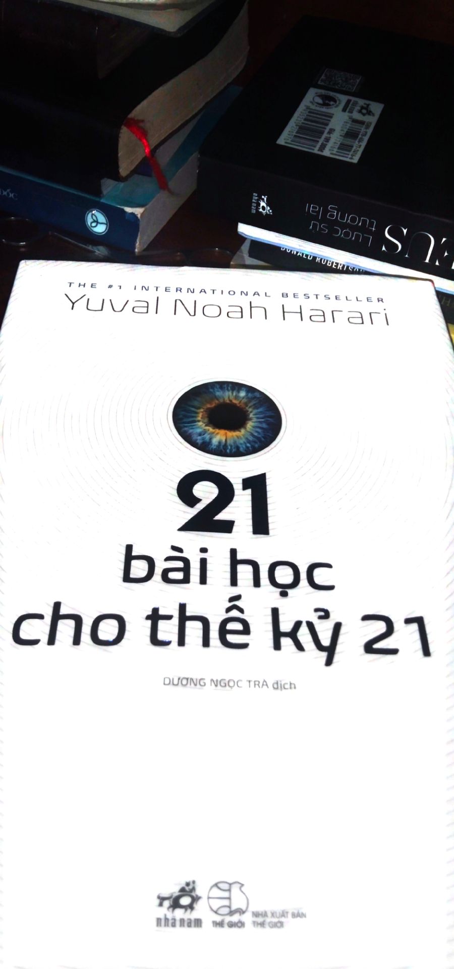 Bộ 3 combi này của Yuval Noah Harari là chủ yếu thiên về khoa học và thuyết tiến hoá, và khi đọc thì đối vs 1 số bạn và cả mình nữa thì hơi có bất đồng về quan điểm tôn giáo, nhưng khi chúng ta đọc sách thì chúng ta nên mở rộng lòng và đón nhận những quan điểm trái chiều, và hãy đọc sách với mục đích tiếp thu và tiếp thu 1 cách có chọn lọc. cái gì mình thấy tốt hay xấu trên quan điểm cá nhân của mình thì mình tiếp thu hay loại bỏ đều do mình cả. và mỗi cuốn sách đều mang ý nghĩa riêng, mỗi bạn đọc đều có cách nhìn riêng..con riêng mình thì mình thấy sách cũng khá là hay mặc dù cũng có những quan điểm bất đồng... nhưng đây cũng là sách đáng để đọc. và nếu các bạn đọc với tâm thái là tiếp thu ý kiến trái chiều và tiếp thu có chọn lọc thì dù có bất đồng quan điểm hay gì đi nữa cũng không phải là vấn đề, còn không thì các bạn tốt nhất không nên đọc.