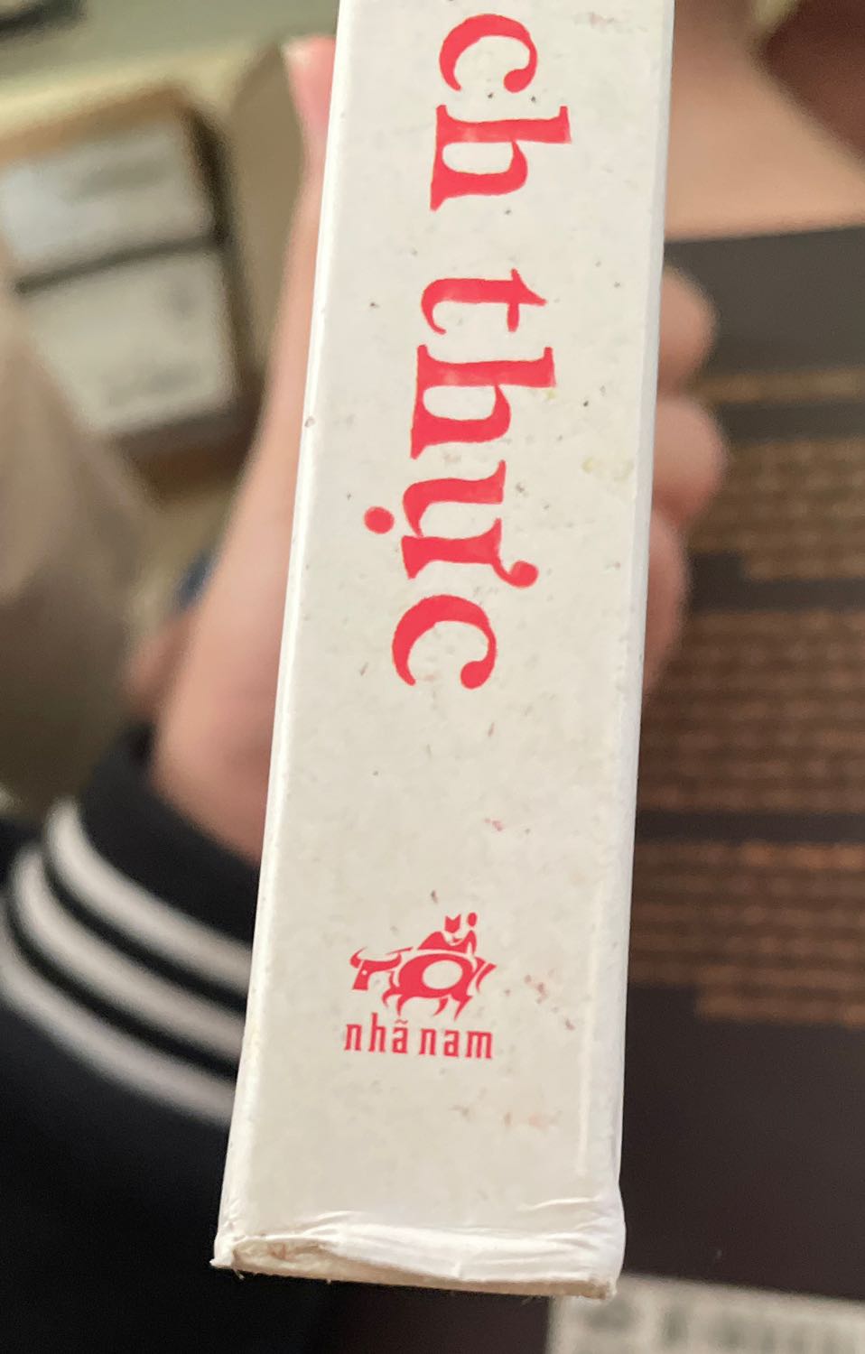 Gáy thì gập còn rách cả bìa . Liên lạc đổi trả thì ko thấy ai trả lời. Mà đặt cả tháng mới đến nơi