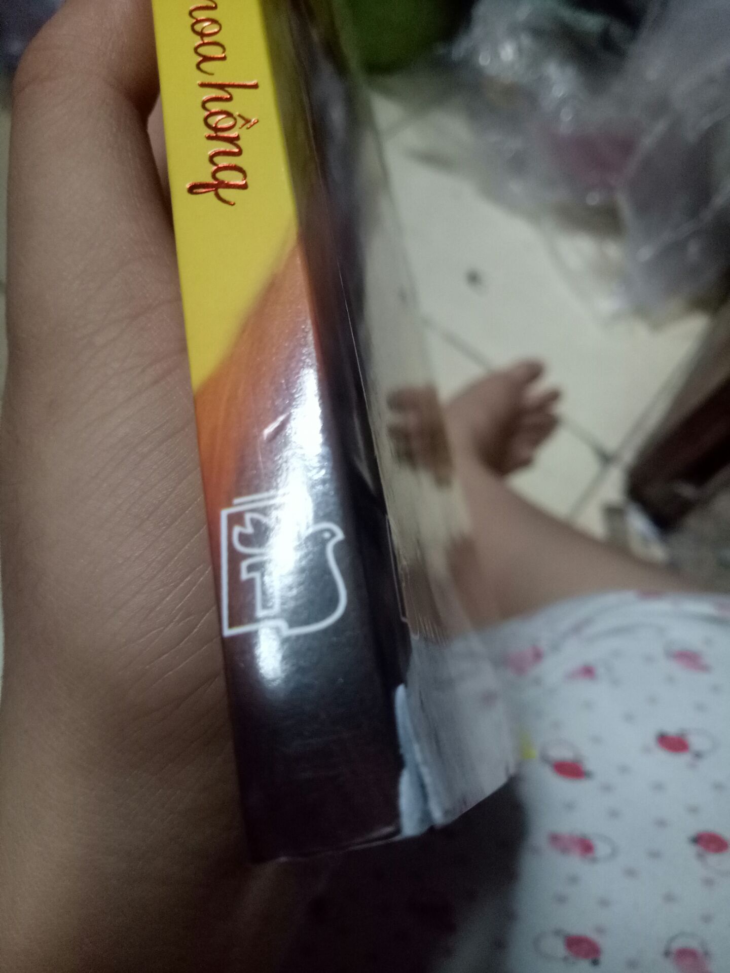 Giao nhanh đặt hôm qua hôm nay có liền. Nhưng vì mua sale ( khoảng 62k)  mà giao như này thì :
Cuốn 1: (tạm ổn)  (hiện vẫn chưa kiếm ra thêm điểm mạnh yếu gì) có phần lệch bìa, xuất bản lần thứ 13, gáy phần trên tạm ổn nhưng phần dưới thì như ảnh. có kẹp sách. 
Cuốn 2: bìa nó khá tàn tạ ạ. xuất bản lần thứ 14 ko kèm kẹp sách, góc rách, bìa bị móp, cong, bị dính màu nữa :'( 
tóm lại là vs giá đó thì đành chịu nhưng nếu biết trước thì em chẳng mua ở Tiki Tranding nữa đâu ạ :> thà để mắc thêm và chục mà có sách đẹp để tặng còn hơn. Em mua để tặng nhưng hai cuốn như này thì tặng gì nữa, tặng thêm mất lòng nên đành ôm đọc hết vậy :'(. Híc