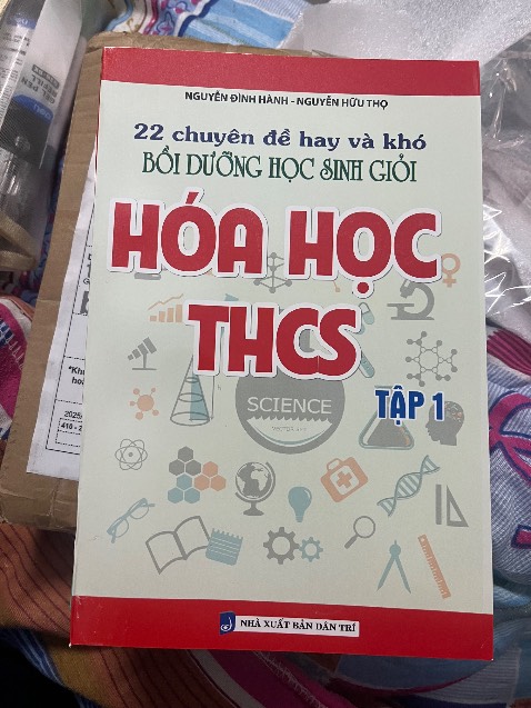 Sách rõ nét, nội dung kiến thức đầy đủ, chi tiết, xung quanh bìa hơi xước, quyển 1 in ấn ổn, quyển 2 giấy k cắt hết thế kia làm lúc tự tách ra bị nham nhở, thiếu thẩm mĩ. Mong cuốn 2 được cải thiện quy trình tách giấy ạ