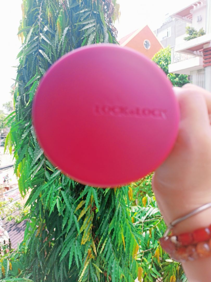 Có ai quá yêu cái bình nước của mình và lúc nào cũng xách đi đâu giống như mình không nhỉ ! Một chiếc bình giữ nhiệt tuyệt vời và hoàn hảo không thể chê vào đâu được ! Giữ lạnh siêu lâu nha các bạn, khi mình cho đá vào để uống cà phê sữa đá thì giữ được hơn 12 tiếng luôn, hương vị thơm ngon y như lúc mới pha, phải nói là giống y hệt một cái tủ lạnh mini bên cạnh vậy. Điểm 10 cho chất lượng và điểm 10 tuyệt đối cho nhà bán !