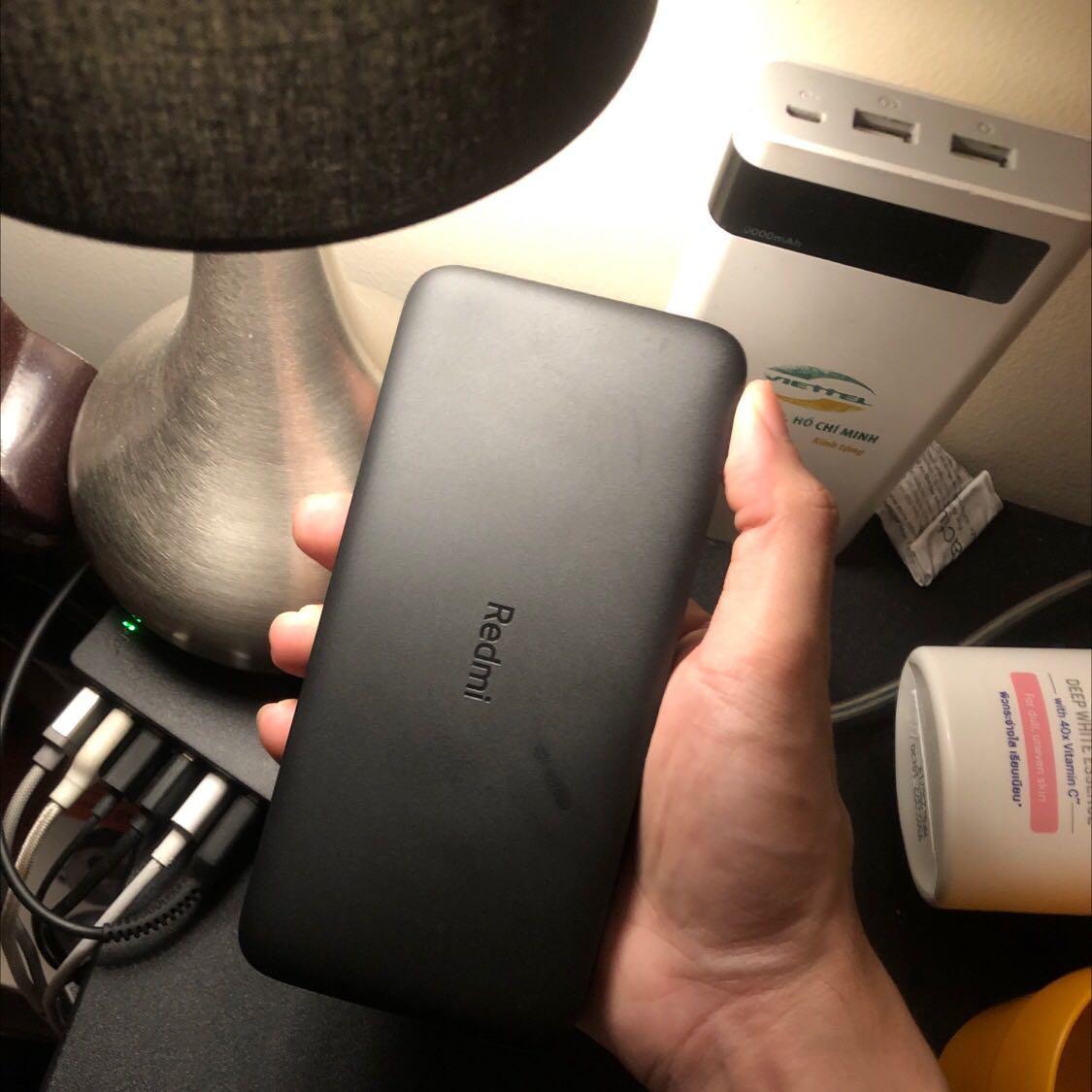 Hàng xiaomi thì chất lượng ok rồi. Pin này thì kích thước hơi to và nặng, bù lại thi dung lượng lớn có thể sạc được nhiều lần không sợ hết. Tiện dụng cho việc di chuyển nhiều ngày, cổng sạc thì vừa có cổng micro usb vừa có cổng C , phía sau thông tin pin rõ ràng cụ thể, sản phẩm thiết kế sắc nét chất lượng. Trong lúc sạc thì có hơi nóng nhưng không đáng kể. Rất hài lòng