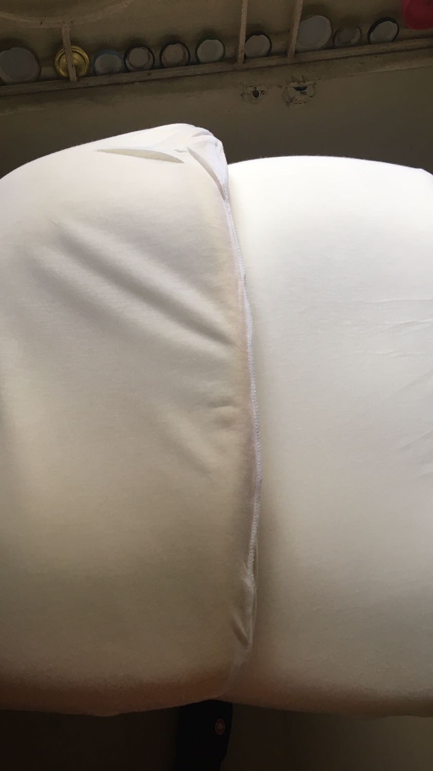 Mình mua 2 cái ở 2 nơi, 1 ở tiki trading, 1 ở trên shoppee.
Và cái màu vàng cũ kia chính là ở tiki trading.
Giao hàng k có túi bọc, phần cao su ở trong đã bị nứt vỡ, k biết tồn kho từ khi nào nữa.
Nói chung là thất vọng.