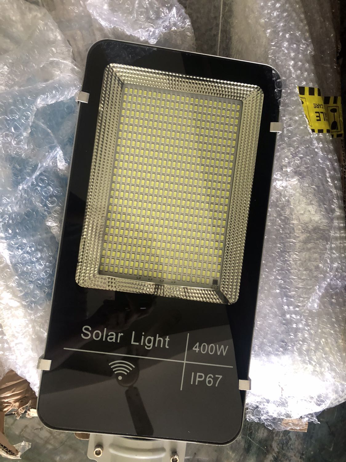 Mình mua của shop KHO ĐÈN NĂNG LƯỢNG trụ sở Hà Nội. Shop gửi cho mình 1 sản phẩm hoàn toàn khác trên web và có giá trị rẻ hơn 1 nữa. Mọi người nên lựa chọn shop khác nhé.