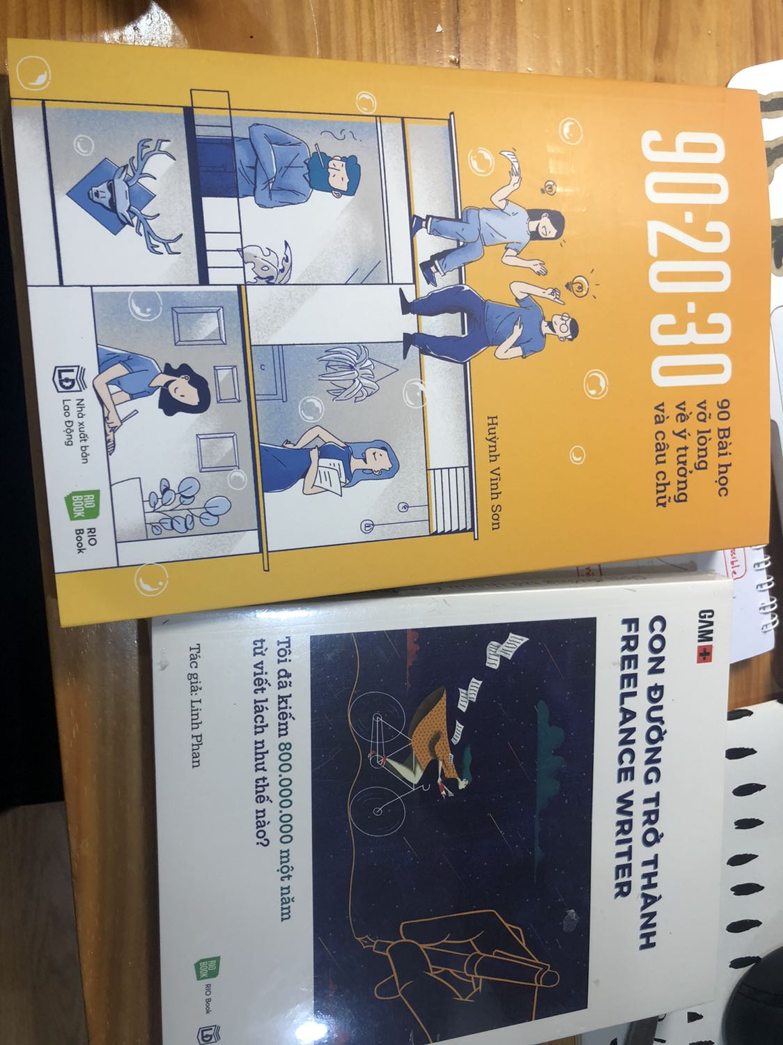 Tiki giao hàng rất nhanh và gói hàng cẩn thận, sách rất dày nhưng nội dung được diễn tả bằng hình ảnh và những đoạn chat
Cảm giác như là đọc xong sẽ tránh được việc phải hỏi những câu “ngốk nghếck” khi mới thực tập vậy. Vì ko phải ai cũng sẵn sàng giải đáp nên cuốn sách này là một sự chuẩn bị cần thiết đó ạ