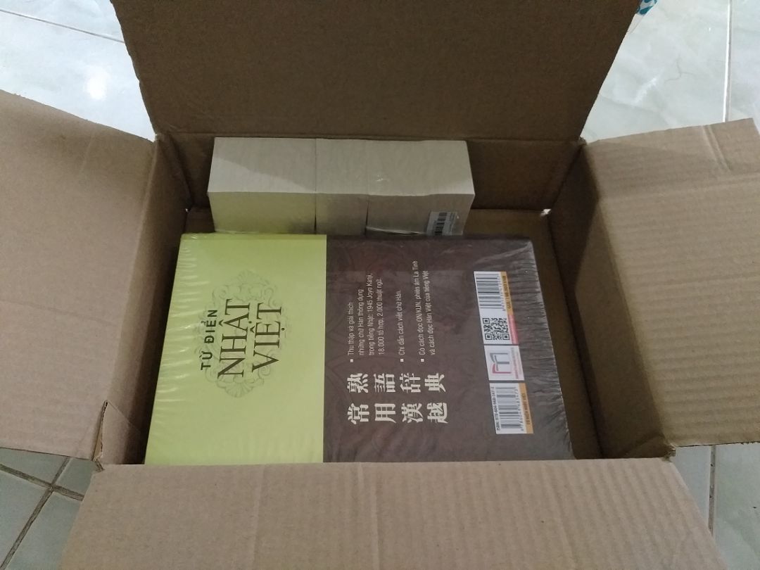 Mình đặt hàng mà cứ mong ngóng từng ngày, đến khi nhận hàng thì thật sự hài lòng lắm các bạn. Sản phẩm được bao bọc chắc chắn, tiki giao hàng ngày rưỡi là có rồi. Lúc tìm mua thì mình thấy mặt hàng có nhiều mức giá sale khác nhau nên mình cũng hơi lưỡng lự xíu. Lúc đặt hàng thì ko thấy nhắc tới bìa cứng nhưng khi nhận hàng thì lại có! Chồi ôi ưng lắm luôn^^ Sách này khổ lớn & dày, nên nếu đem theo bên người thì có xíu nặng đấy ạ. Còn về chất lượng sản phẩm thì khỏi chê rồi, vật phẩm cần thiết cho các bác mới bắt đầu học tiếng Nhật. Dễ dùng dễ hiểu! Tóm lại thì mình rất hài lòng từ hình thức đến chất lượng. Cảm ơn Shop & Tiki nhiều ^^