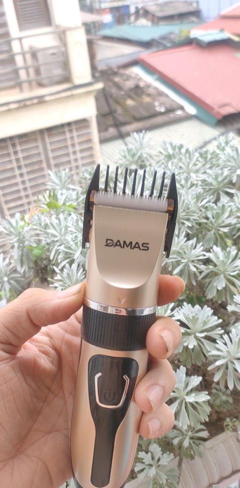 Tông đơ hình thức đẹp, bấm nút là chạy, mình mua về cắt tóc cho trẻ con ở nhà. Có cái rất hay là phần đầu lưỡi dao cắt khi chạm vào da ko gây xây xác mà chỉ khi di vào tóc thì lưỡi dao mới cắt. Rất an toàn khi sử dụng, đặc biệt là với trẻ nhỏ