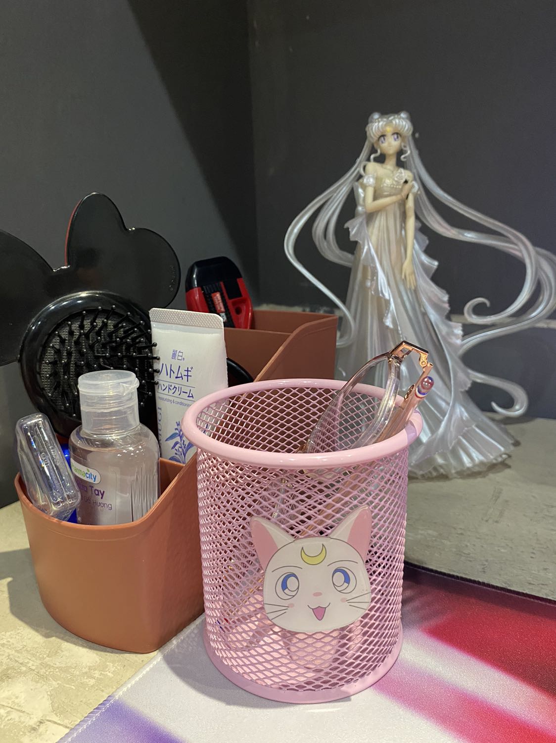 Hơi nhỏ hơn so với tưởng tưởng. Giao hàng chậm hơn so dự kiến