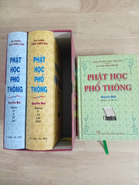 Sách đóng gói cẩn thận, nguyên vẹn. Sách bìa cứng dày, chất lượng in tốt, giấy dày vừa phải so với độ dày hơn 600 trang. Sẽ tiếp tục ủng hộ shop