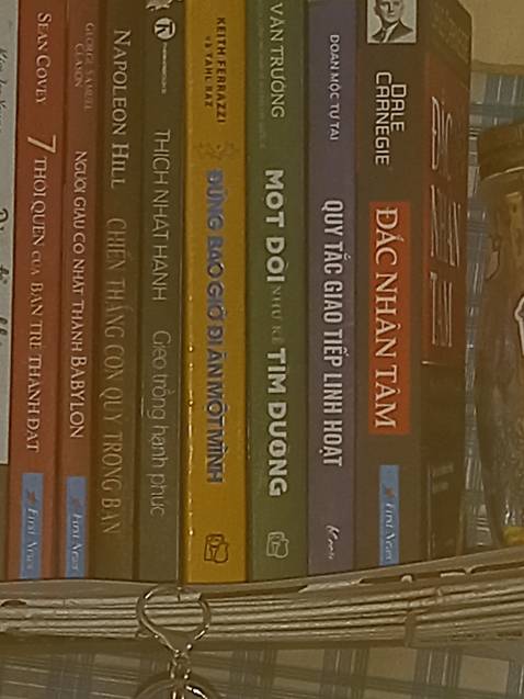 Sách mới, bìa đẹp nhưng sai chính tả quá nhiều. Đây là sách mà mình gặp nhiều lỗi sai chính tả nhất luôn ý. Ảnh hưởng trải nghiệm người dùng. Shipper thân thiện. 
Nội dung sách thì phải gọi WOW luôn ấy. Quá hay luôn. Nên đọc càng sớm càng tốt. Recommend cho học sinh cấp 3 trước khi chọn ngành chọn trường, sinh viên, phụ nữ chuẩn bị làm mẹ. Recommend list sách mình thích
