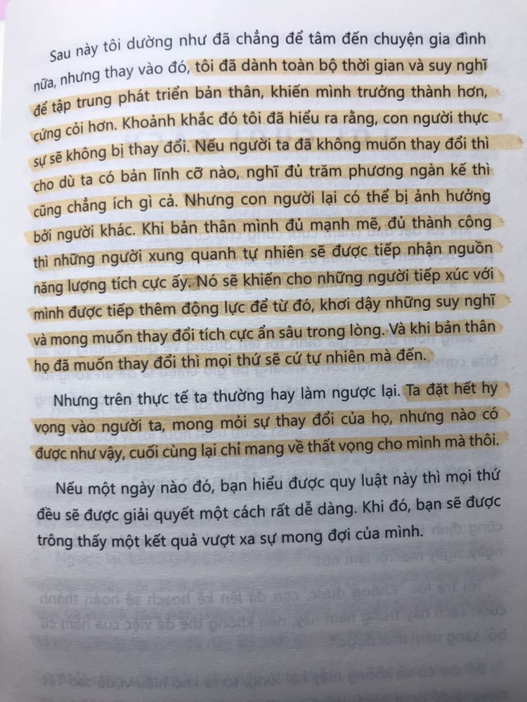 sách giúp rút ra được nhiều bài học , được tiếp thêm sức mạnh , thậm chí là có thể gạt bỏ được lớp sương mù vây kín tầm mắt để tìm ra lối đi riêng cho mình . 
Rất Thích Vãn Tình , mọi câu chuyện đều ý nghĩa , mỗi bài học đều sâu sắc . 
Tiki : tiki luôn mang đến những dịch vụ và sản phẩm khiến tôi rất hài lòng . sản phẩm giá ưu đãi , dịch vụ nhanh (ship nhanh )  tiện lợi (lựa chọn được sản phù hợp qua lượt mua và review của khách hàng ) . Cảm ơn Tiki , Huỳnh Nhã Thy dịch , bcoom books và nhà xuất bản thế giới đã mang đến sản phẩm tuyệt vời đến tôi .