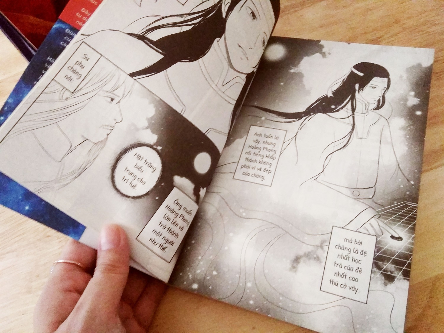 Ra nhà sách rồi thấy bìa sách về ấn tượng quá, thế là lên tiki đặt ngay, thấy Tiki gợi ý thêm 2 cuốn nữa cùng bộ nên đã mua luôn. Sách mới và đẹp lắm nha, màu sắc tươi rói, in khỏi nói cực kì chất lượng, đã thế mùi sách thơm làm mình nhớ đến những ngày xưa hay đi mua truyện tranh vậy, cầm quyển truyện mà hít hà. Mở ra thì nhiều hình vẽ bắt mắt, sinh động và dễ đọc. Qua đấy mới biết từ bàn cờ vây có thể giúp chúng ta rèn luyện tư duy của một nhà quản trị, rất mới mẻ đối với mình - đứa vốn luôn quan niệm khuôn mẫu về quản trị trong kinh tế học hiện đại.
Cảm ơn Tiki rất nhiều vì đã đem cuốn sách này đến cho bạn đọc!