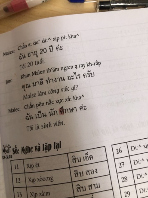 Sách hướng dẫn dễ học, có đi kèm mã QR quét lấy file nghe bổ trở hơn cho việc thực hành và luyện phát âm. Tuy nhiên mình thấy có vài chỗ không đồng nhất về cách viết. Mong NXB kiểm tra lại và chỉnh sửa vì nhiều người cũng đang và sẽ tìm cuốn này để học tiếng Thái. Cảm ơn