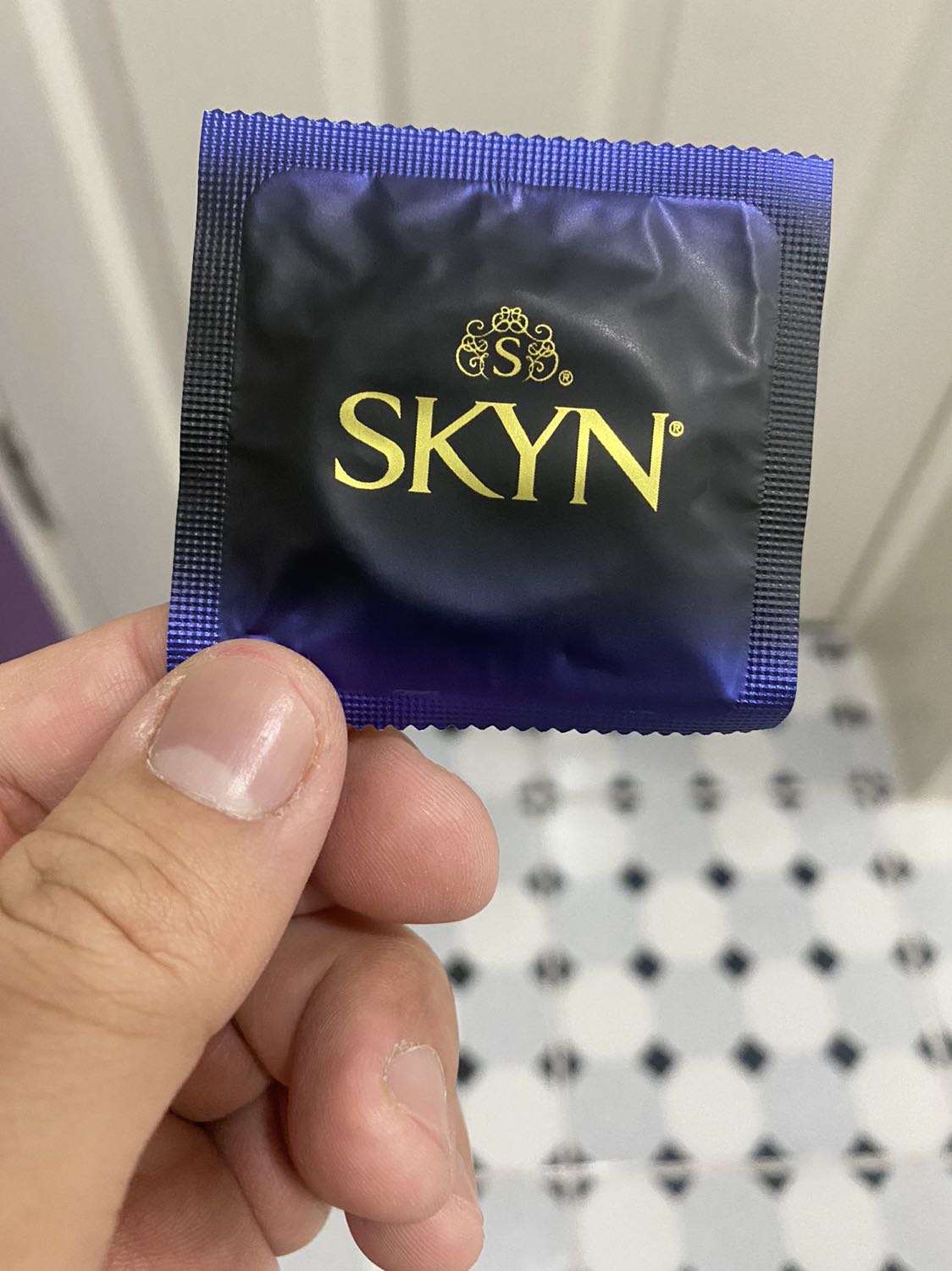Mỏng hơn, không quá nặng mùi cao sư như One. Đặc biệt là xài thấy dễ chịu hơn Durex. Giá bán cũng ngang ngửa.

Bao bì bên ngoài tông màu sậm; tuy nhiên làm mình thắc mắc là sản phẩm này đang focus vào ai?
Nếu với người dùng trẻ thì vẻ ngoài quá già. Nếu với ng có gia đình, đứng tuổi thì sản phẩm này thiếu đi tính “gập ghềnh” như Durex.

Dánh giá chất lượng là 7/10. Cũng đáng trải nghiệm. Với sản phẩm tình iu thì 7/10 cũng chấp nhận được