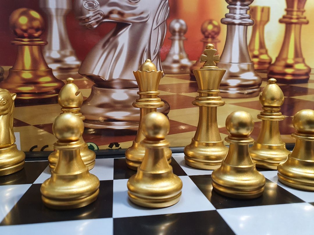 hàng quá chất. Quân cờ vàng bạc sắc nét, chất lượng cao, bàn cơ êm. Bàn 32 * 32 là vừa. hàng chĩnh hãng. tiki giao hàng nhanh.