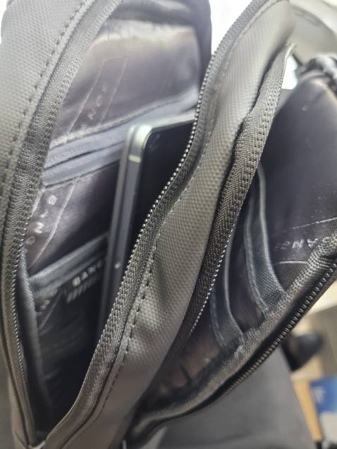 Trông sang, xịn, mịn như mô tả. Nhiều ngăn, để được nhiều đồ: sổ tay, bút, sạc, điện thoại, máy tính bảng (11-12inch ok)