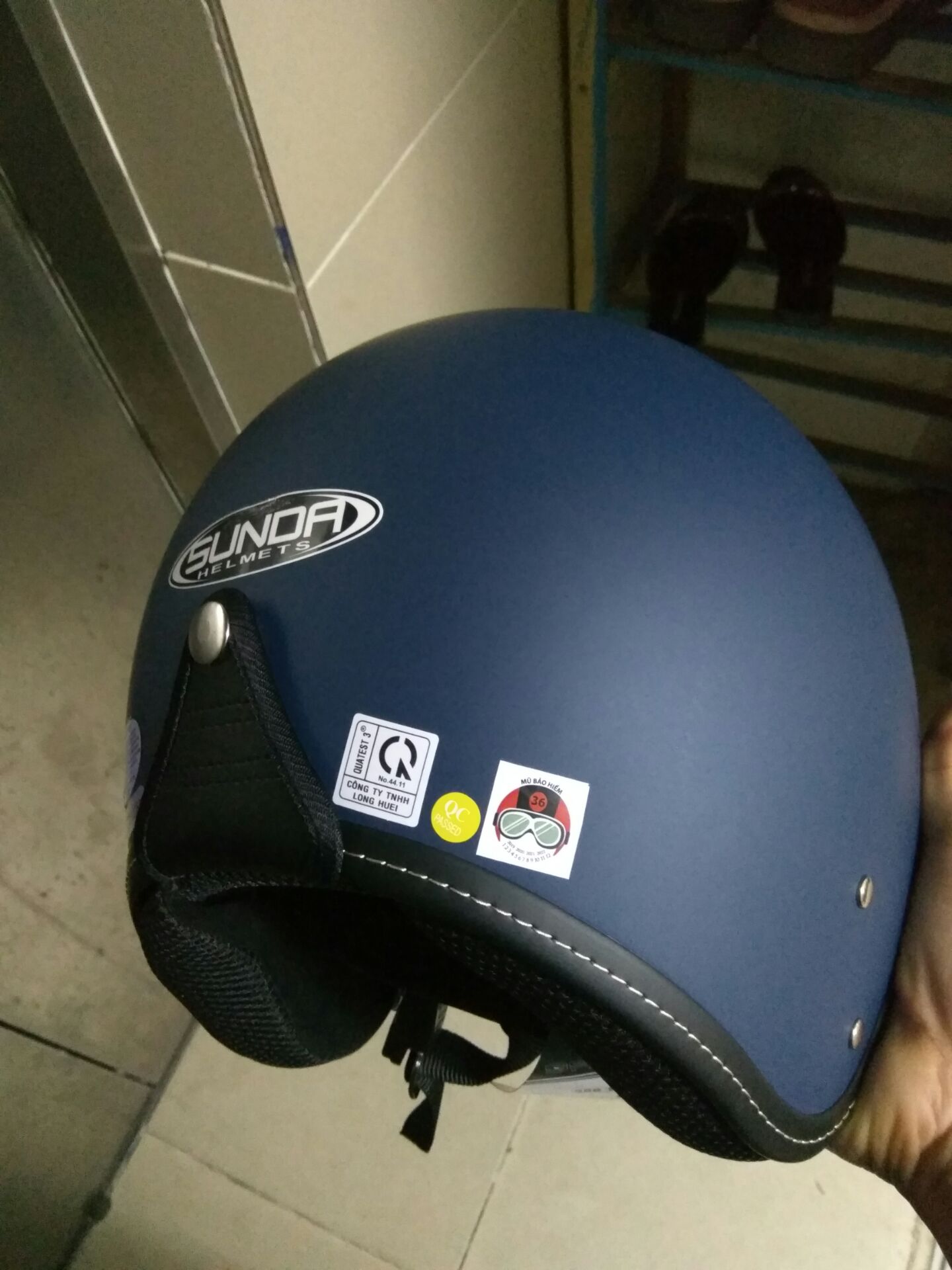 Mũ đẹp lắm nhé,  hàng chính hãng chất luợng tuyệt vời. Kính trong nhìn cảm giác rất dễ chịu.  Mọi người yên tâm mua nha.