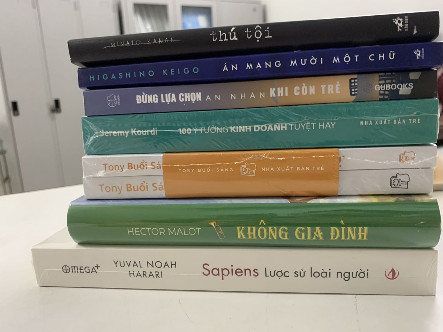 Tiki giao hàng nhanh. Sách được bọc kĩ lưỡng. Sách dày nhưng cầm rất nhẹ tay. Chưa đọc nên chưa đánh gia được nội dung