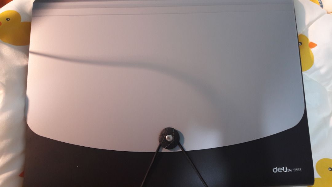 Năm nay mình học gồm nhiều kiến thức nên có nhiều tài liệu chả biết kẹp ở đâu, mấy cái bìa lá kẹp ngoài chợ bán thì quá mỏng không đựng hết được, đôi khi bị lạc mất mấy cái tài liệu buồn không kể xiết ? may mà giờ gặp được sản phẩm này của Deli, quả là một vị cứu tinh cira những con người hậu đậu hay quên như mình ? 
Sản phẩm sờ vào nhám nhám rất thích, cũng thấy rõ là chống nước như mô tả. Sản phẩm nhiều ngăn tiện dụng dành cho mấy bạn đang ôn thi đựng nhiều tài liệu của mấy môn như Toán, Văn, Anh, v.v... dễ tìm lại không sợ lạc tài liệu! Trong mô tả thì thấy là ghi đựng được 10 tờ A4 nhưng riêng mình thấy 1 ngăn của cái này có thể đựng nhiều hơn cỡ 15 tờ - 20 tờ ^^ Hiện tại mình rất thích sản phẩm này, tuy chưa dùng được lâu để có thể review độ bền (tuy nhiên bìa phân ngăn ở bên trong làm cho mình cảm giác rất chắn chắn vì là nhựa dẻo, nhưng vẫn cẩn thận ^^) cho mọi người nhưng mình sẽ đặt niềm tin vào Deli vì sản phẩm của Deli lúc nào cũng làm mình vừa lòng! Có thể sẽ mua vài cái nữa để sử dụng thời gian sắp tới. Tiki giao hàng hơi chậm, đóng gói hàng ổn. thực sự rất thích mua đồ trên Tiki luôn ❤