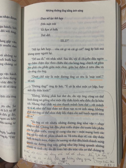 quyển sách không có nhiều tư thế yoga, hay hướng dẫn các tư thế tập vật lý đơn thuần. Tuy nhiên, quyển sách có rất nhiều nội dung và lý giải làm cách nào để tập Yoga có hiệu quả theo phương pháp truyền thống của Ấn Độ và Tây Tạng, chứ không phải theo khoa học hiện đại. Bạn nào muốn mua sách về các thế tập và lý giải cách tập theo khoa học hiện đại thì mua quyển Khoa học về yoga.
Bạn nào đã đọc Yoga toàn thư thì cách lý giải trong quyển sách này cũng có phần tương tự như thế. Dù vậy, cách trình bày và dùng ngôn ngữ khác nhau.