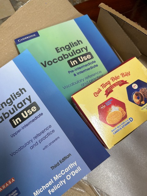 Sách mới đủ đĩa, chất lượng sách cambridge thì khỏi bàn. Được nhà sách tặng thêm bánh nữa.