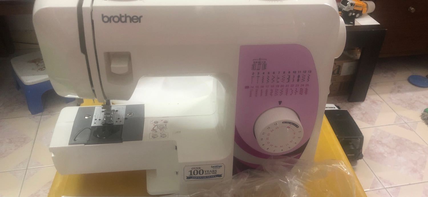 Đã nhận được máy. Kiểu dáng đẹp nhưng tất cả phụ kiện đi kèm máy không có:

- 3 Suốt chỉ (1 cái trên máy)

- 1 Tua vít

- 3 Kim may

- 1 Kim đôi

- 1 Chân vịt chữ A

- 1 Miếng chặn đơm nút

- 1 Chân vịt chữ J nằm trên máy

- 1 Chân vịt chữ M

- 1 Chân vịt chữ I

- 1 Trục gắn chỉ

Tiki vui lòng kiểm tra lại. Thanks