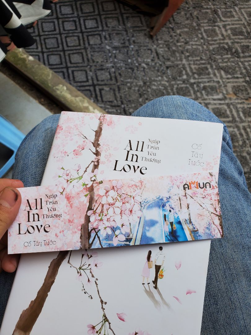 mọi người mua chú ý nhé, cái có bìa rời ngoài, hình trong ảnh sp tiki đăng là bìa trong, không lại giống mình mua tưởng bản cũ 2019, hóa ra là có bìa bọc ngoài :v hàng đẹp nguyên seal chất lượng mong tiki khắc phục và thêm hình ảnh bìa ngoài để cho khách hàng đỡ hiểu lầm nhé.