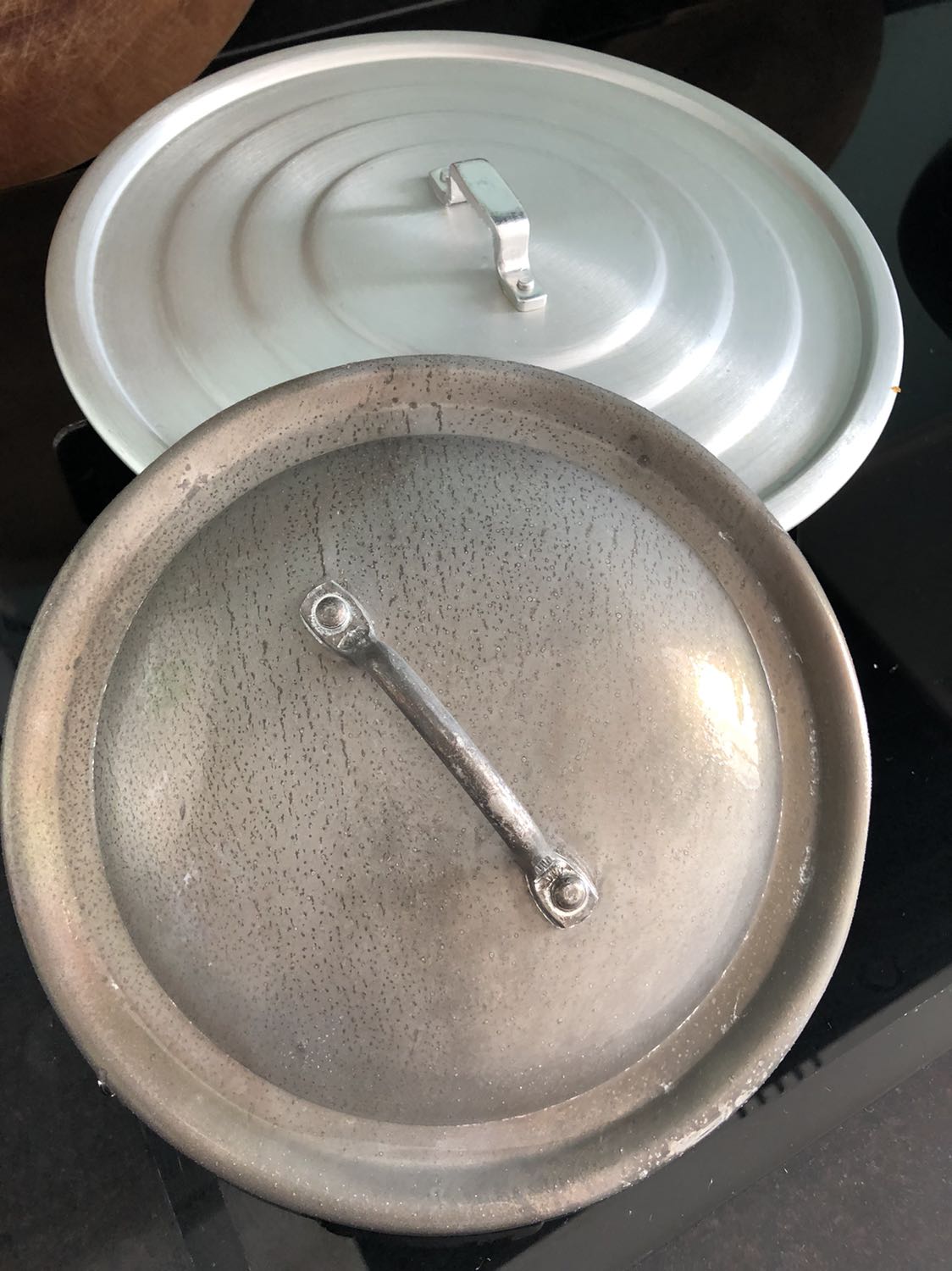 Muối dùng cho máy rửa chén gì mà hỏng luôn cái nồi nhôm của người ta! Từ màu trắng thành màu đen luôn!!!
Cuối cùng mình phải loại hết muối ra khỏi khay muối mới bthuong đc!