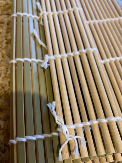 Mành tre nhìn chắc chắn hơn loại khác, có mùi tre thơm tuy nhiên mình không chắc là dây kết nối các cọng tre làm bằng chất liệu gì vầ có an toàn cho food không?!!