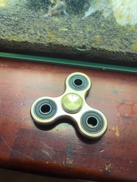 Thiết kế sang trọng, tuy nhiên vẫn còn thiếu chắc chắn hơn so với sản phẩm khác. Trục cần làm bằng nhựa chính là thiếu xót cho sự ko chắc chắn này.Dẫu vậy thì với giá thành cùng khả năng quay mượt mà nên tôi sẽ cho 5 sao. cám ơn shop vì con spinner rẻ mà xịn :33