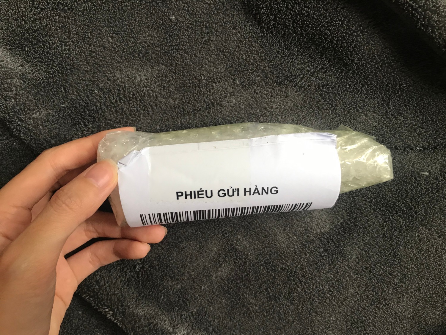 Sản phẩm được bao gói cẩn thận, không bị tràn. Chai còn có dán tem bảo đảm. Chai xịt phun sương mịn, nhỏ gọn dễ dàng bỏ vào túi xách, balo. Khử khuẩn mùa Covid rất yên tâm!