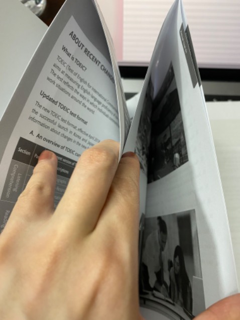 Sách mình mới nhận phần mép đầu trang của hơn 30 trang bị cắt nham nhở, và chưa rọc giấy những trang đó, và bị bẩn 1 ít. hơi thất vọng về sản phẩm