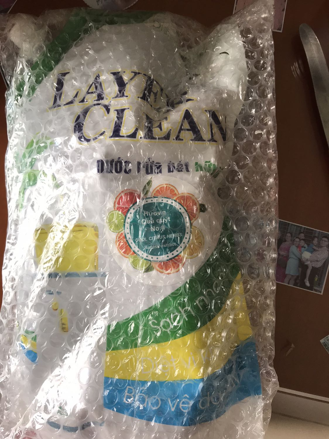 Mới dùng thử thấy ổn: mùi không gắt, rửa xong tráng qua nước thấy rất nhanh sạch, không nhờn nhờn như một số nước rửa chén khác. Cám ơn shop đã đóng gói sản phẩm rất kỹ càng.