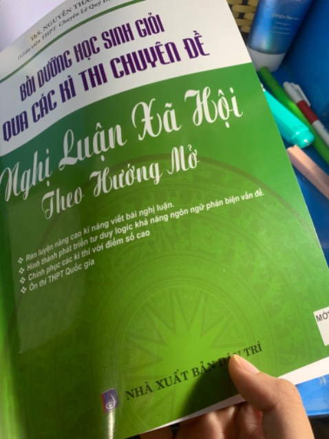 Sách giao trước hẹn một ngày , to , trình bày bố cục cụ thể dễ tiếp thu , nhiều đề tham khảo phong phú , mình mới đọc mấy trang đầu thấy sai với bị lặp từ 2,3 lần rồi í mà ko đáng kể