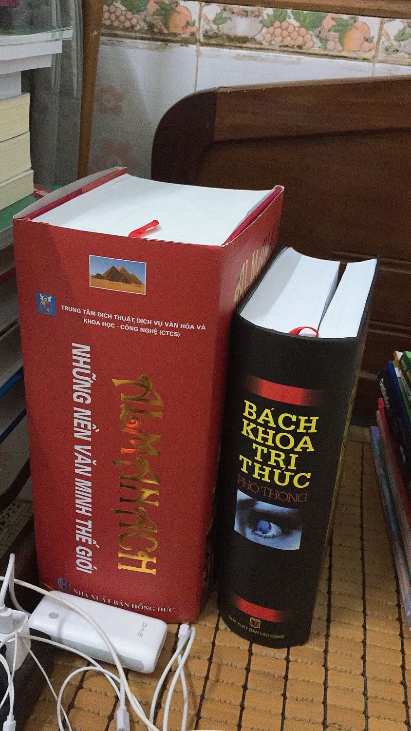 Almanach đã nổi tiếng từ lâu, xuất bản lần đầu năm 1996. 
Năm 2006 khi tái bản sửa chữa bổ sung lần thứ nhất cho bản 1996 mình đã dành tiền tiêu gần một tháng của một sinh viên để mua với giá 500k. Hồi đó 500k là rất có giá trị.
Bây giờ thấy ấn bản 2018 sửa chữa bổ sung thế là mua luôn về để so sánh với bản 2006 tác giả đã bổ sung những gì.
Nhưng canh cho tới mức giảm giá còn 1tr272 (giảm 15% ) mình mới mua. Lần này đợi Tiki đến mòn con ngươi luôn. 
Nhưng tựu chung lại thì vẫn là 5 stars.