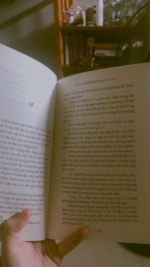 dễ đọc, 2 câu chuyện được kể song song một cách có liên kết. nma hình như mình hi vọng nhiều nên hơi thất vọng 1 tẹo khúc cuối. nhma vẫn đáng đọc námmmm🤩🍊