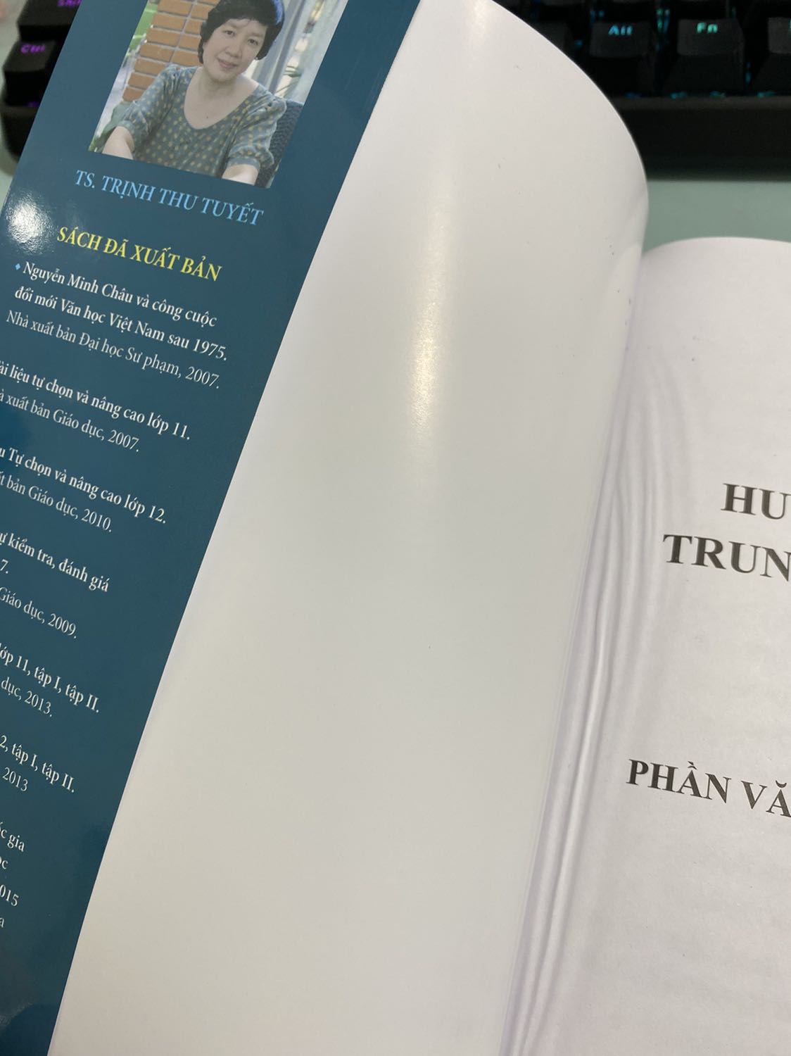 Sách của cô Trịnh Thu Tuyết thì không cần bàn quá đỉnh cô đọng và xúc tích. Bên shop bán giá rẻ hơn bìa kha khá nhưng hơn nhăn một vài trang. Nội dung hay với giá rẻ vẫn học được nên 5⭐️