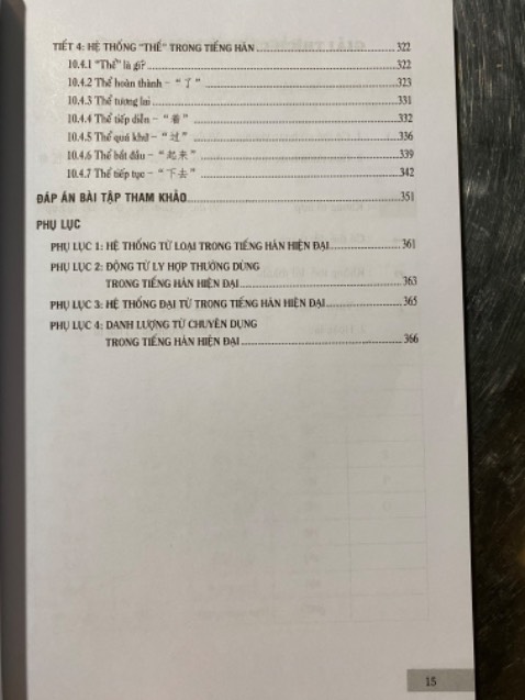 Hình thức đẹp, chữ in rõ, đóng gói cẩn thận tỉ mỉ. Nội dung sách gồm 3 phần: Tổng luận, từ và câu, bàn về biểu đạt. Giải thích ngữ pháp bằng tiếng Việt, dễ hiểu. Mình họa ví dụ bằng tiếng Hán. Tuy nhiên, không có phiên âm pinyin và nghĩa tiếng Việt của các câu ví dụ. Nên sách này dành cho các bạn đã ở trình độ trung cấp tham khảo thì hơn. Các bạn mới bắt đầu học, muốn dùng sách này phải chịu khó tra âm pinyin và nghĩa tiếng Việt, mới có thể hiểu thấu đáo mà vận dụng ngữ pháp.