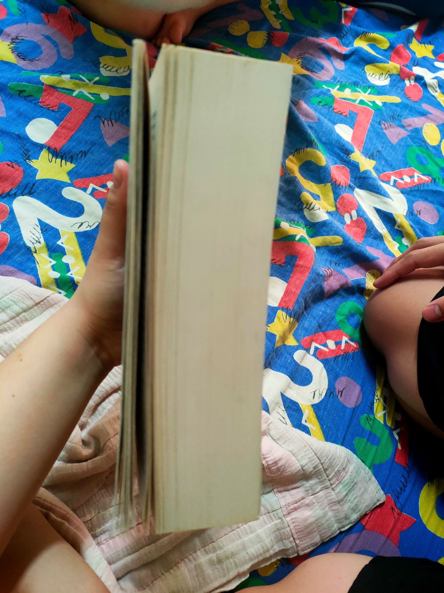 Rất không hài lòng về sách. Sách bị ố vàng, nhìn rất cũ và còn bị rách nữa. Rất không xứng với số tiền đã bỏ ra.